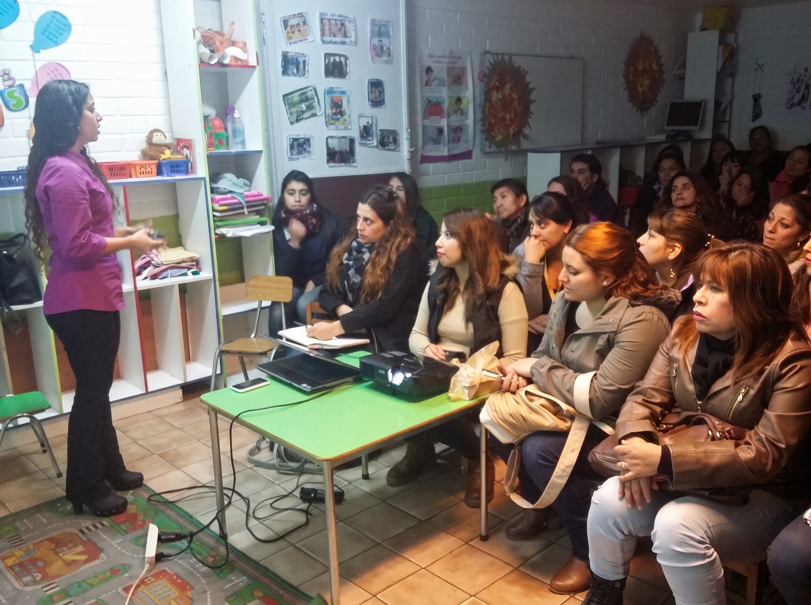 Michelle Henríquez dictando una charla a apoderados y profesionales