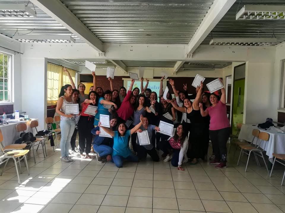 Grupo de asistentes capacitadas por Lelikelen con sus diplomas