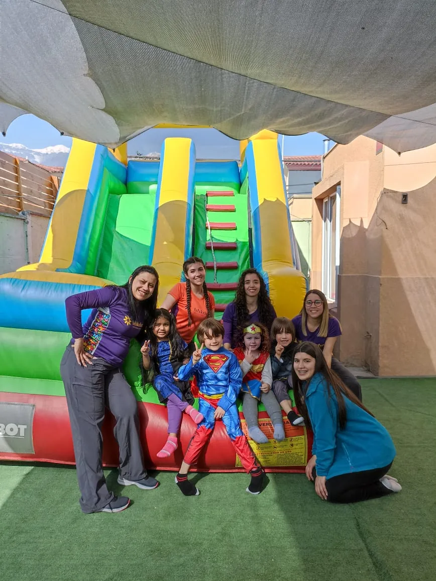 Celebración con juegos inflables junto al equipo