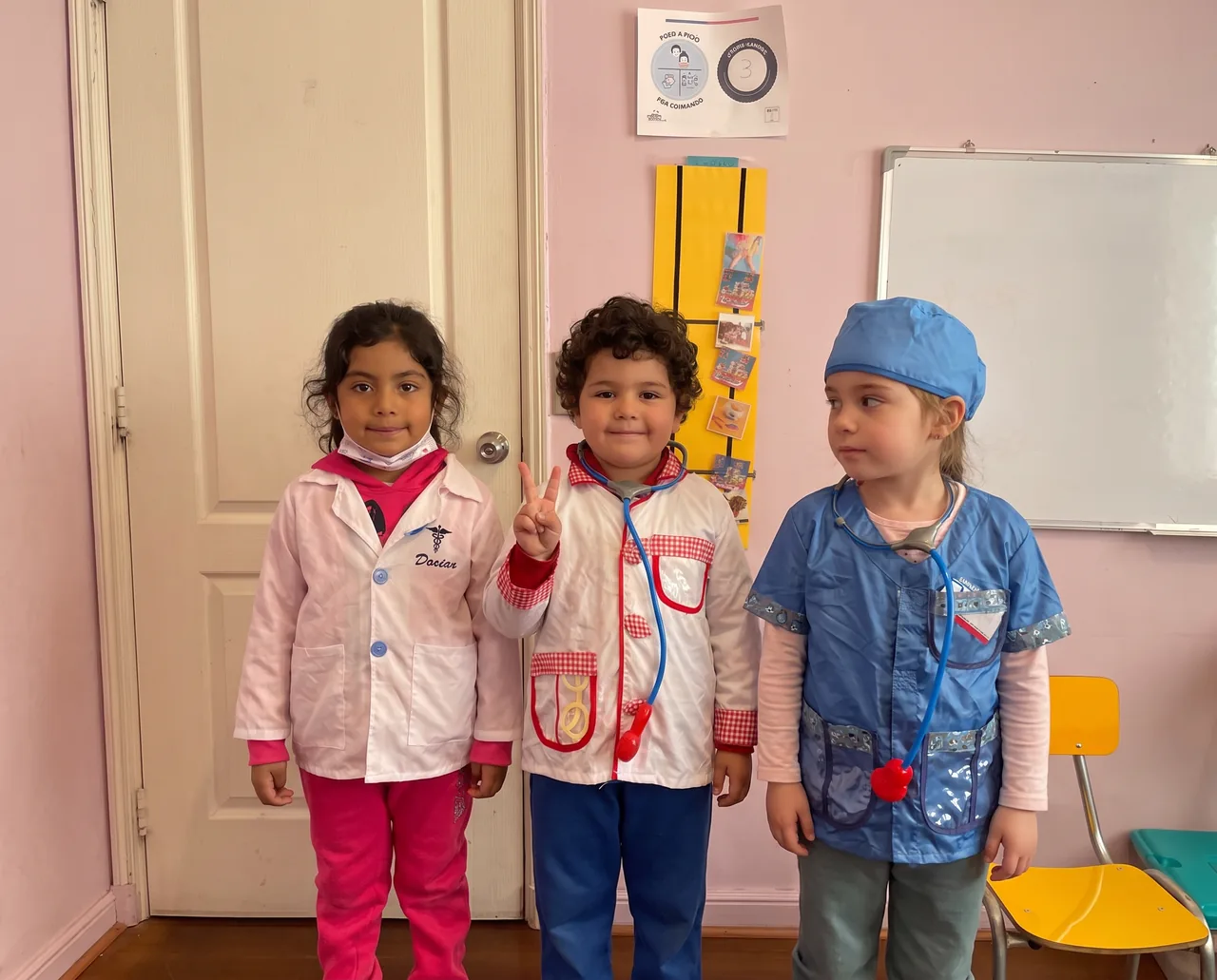 Juego de roles: niñas disfrazadas de doctoras