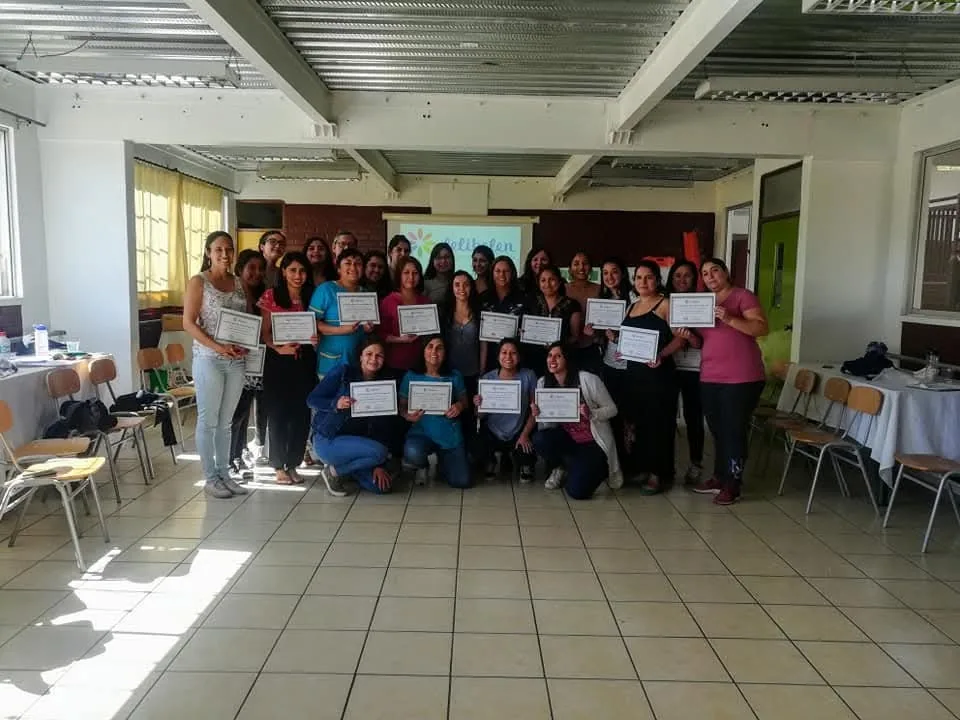 Grupo de participantes con sus diplomas de capacitación
