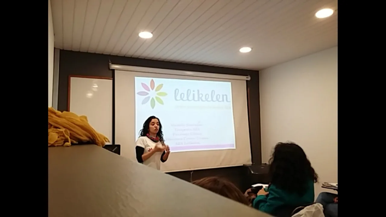 Michelle Henríquez exponiendo en una capacitación de Lelikelen