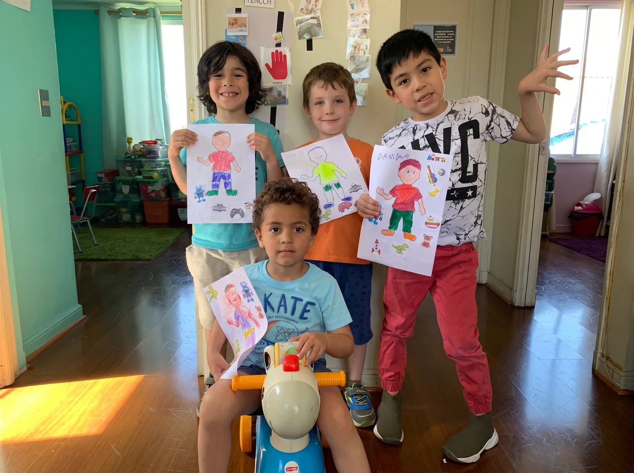 Niños mostrando sus trabajos de esquema corporal