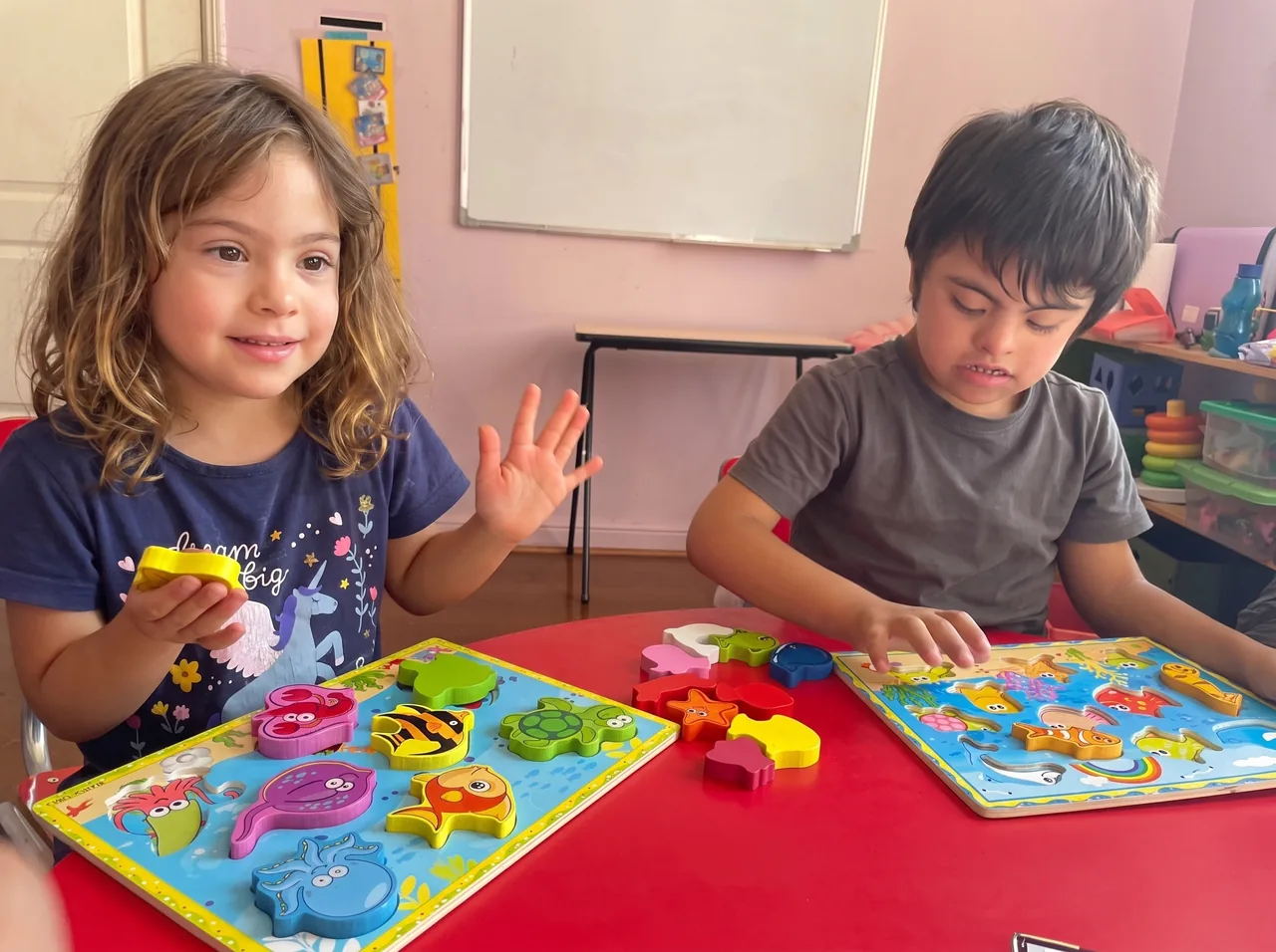 Sesión de terapia ABA individual con puzzles de encaje en Lelikelen