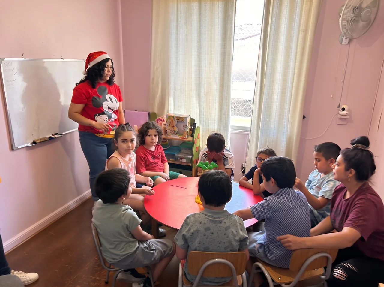 Actividad grupal en sala guiada por el equipo de Lelikelen