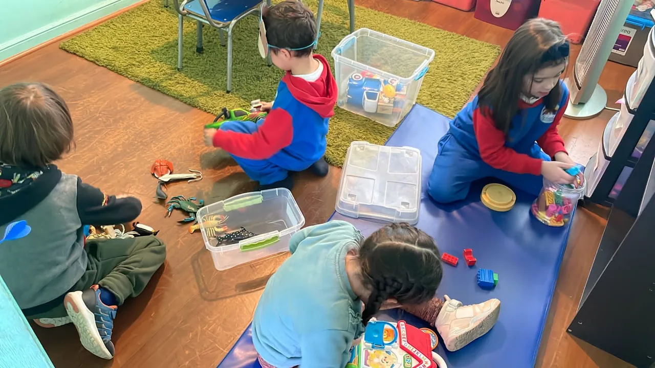 Sesión grupal de juego y exploración en el suelo