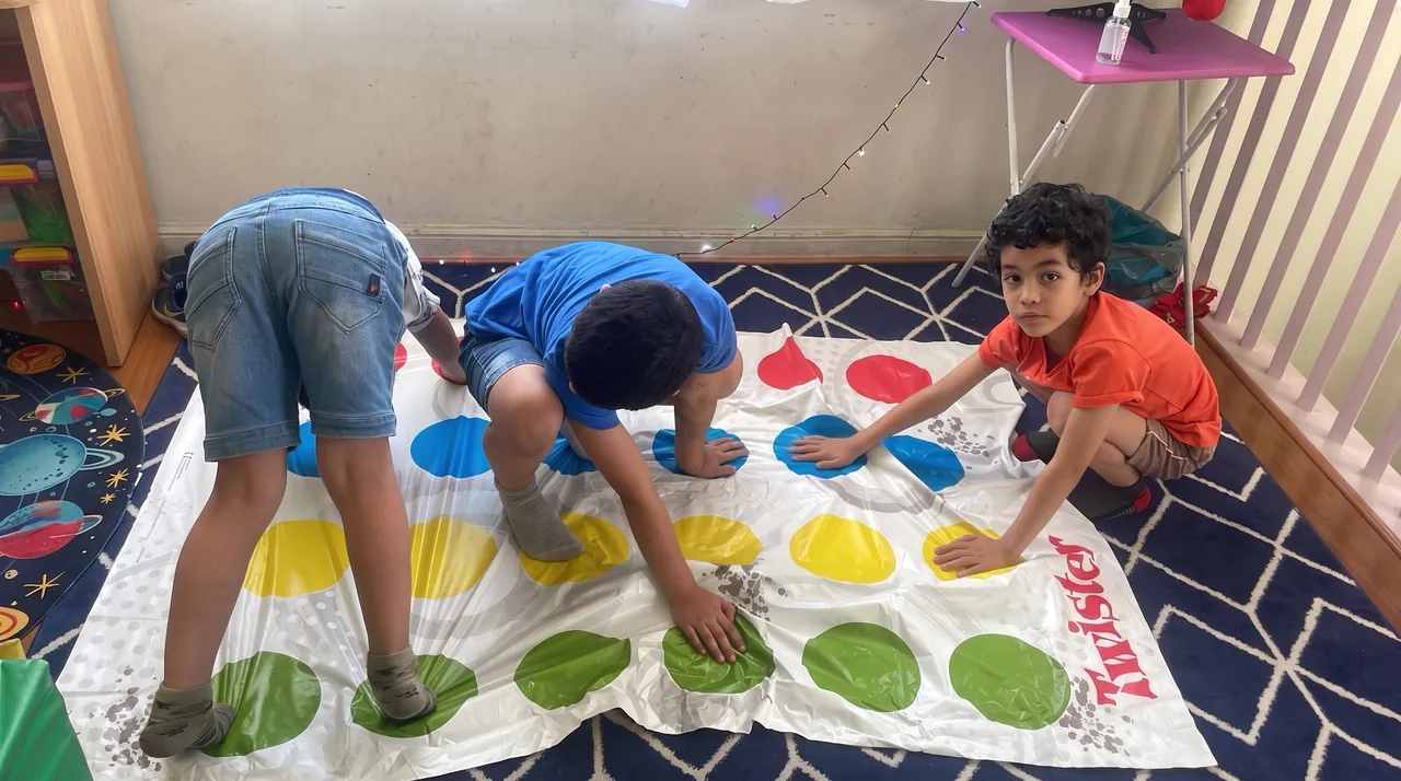 Actividad de motricidad y coordinación con Twister