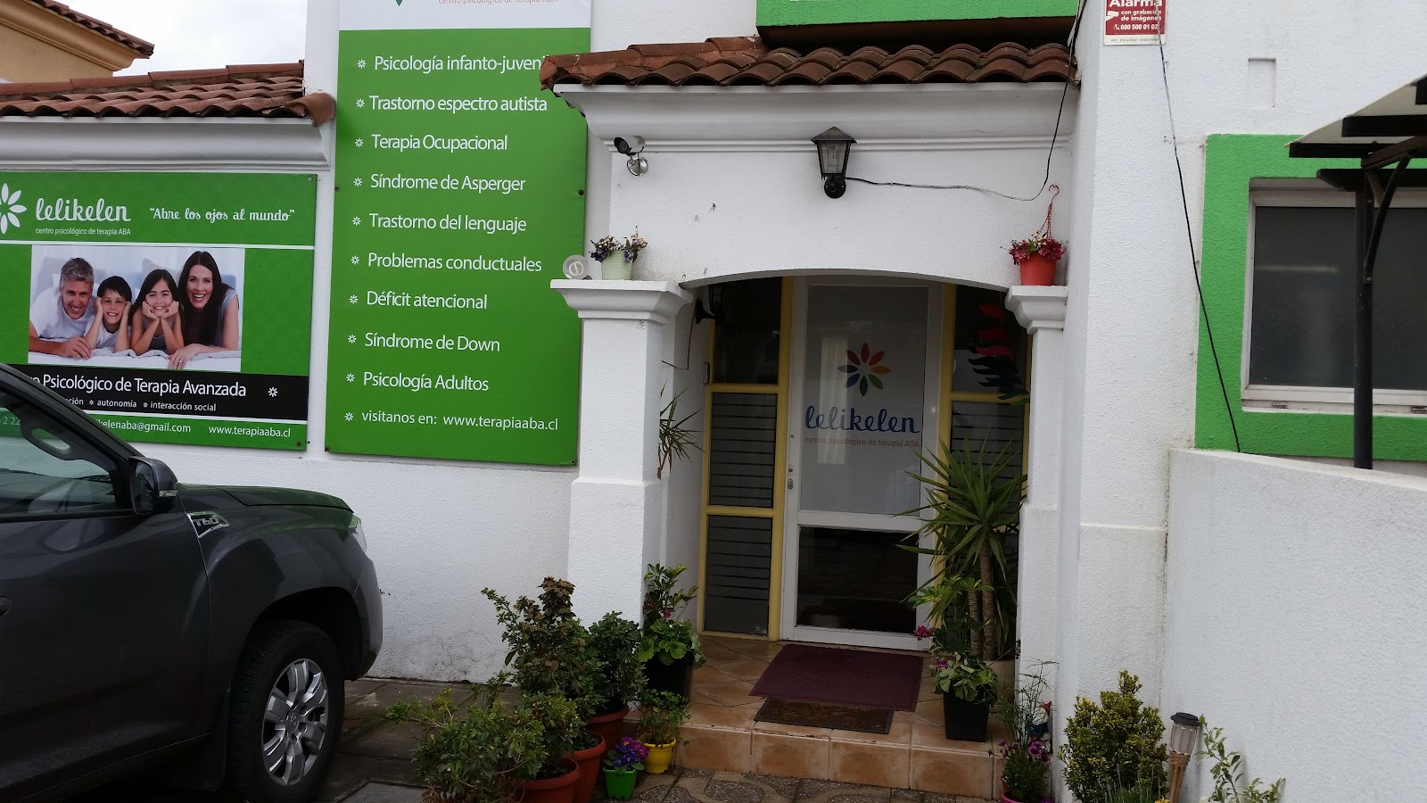 Entrada del centro Lelikelen con el letrero de servicios