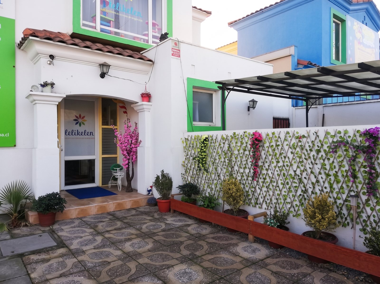 El patio de entrada del centro Lelikelen en Peñalolén