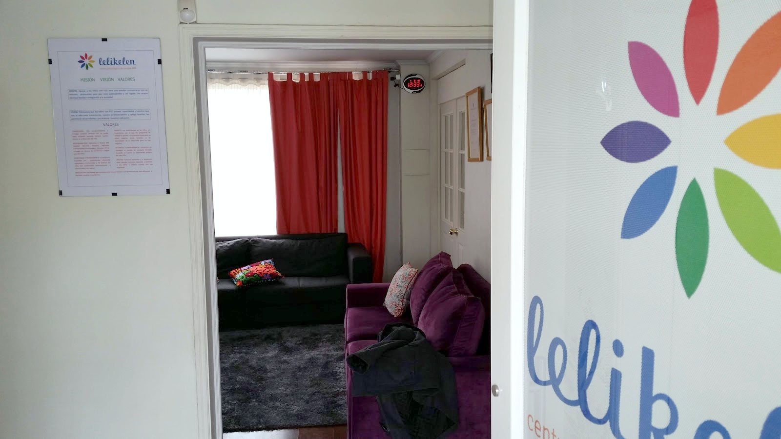 Interior del centro con el logo de Lelikelen
