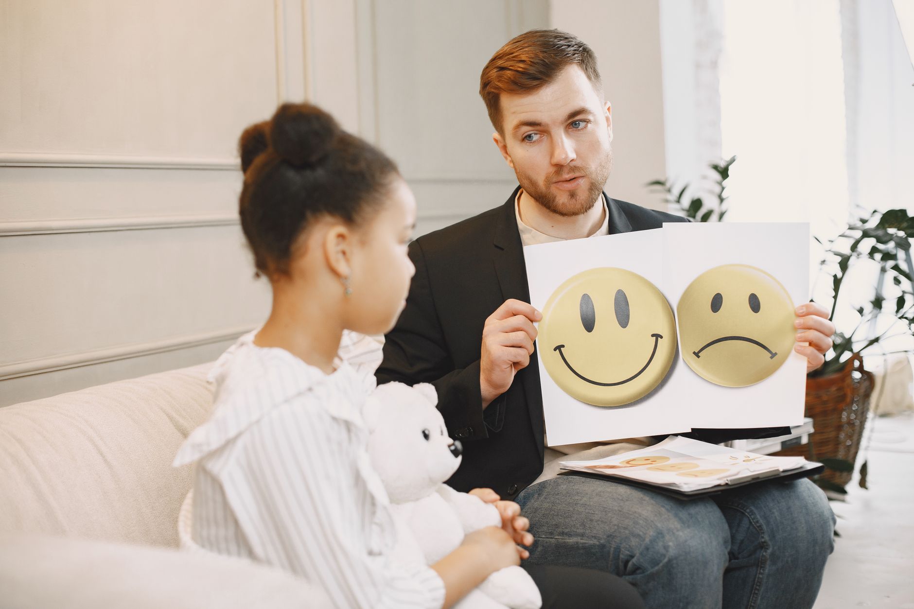 Sesión de psicología con tarjetas de emociones (imagen referencial)